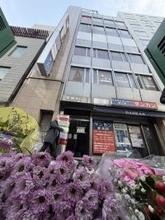 現場で献花、犠牲者２６人悼む