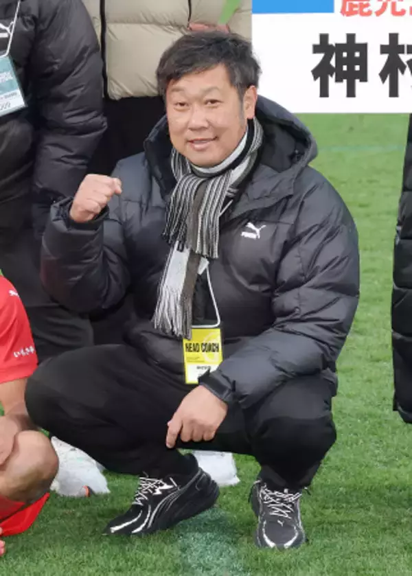喜ぶ有村監督　高校サッカー