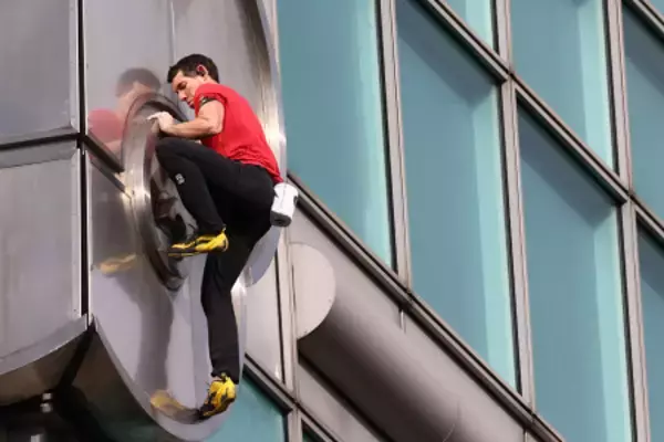 素手で１０１階ビル登頂