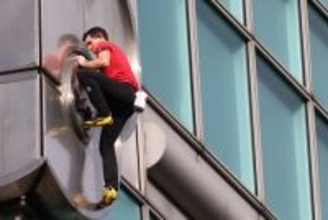 素手で１０１階ビル登頂