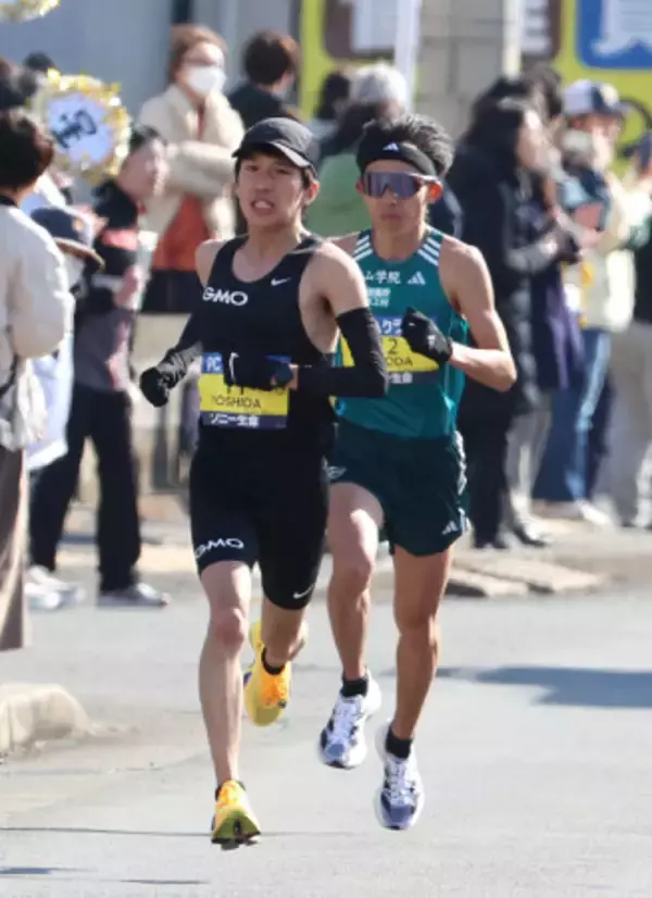 先頭を追う吉田と黒田　別大マラソン