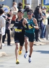 先頭を追う吉田と黒田　別大マラソン