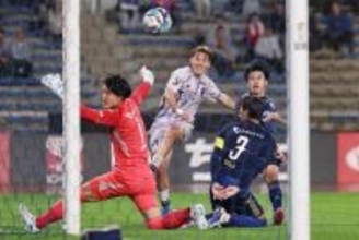 ゴールを決める佐藤恵　Ｊリーグ