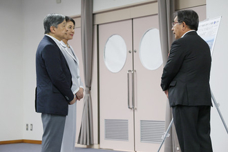 説明を受けられる両陛下