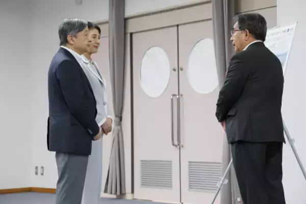 説明を受けられる両陛下