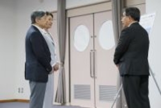 説明を受けられる両陛下