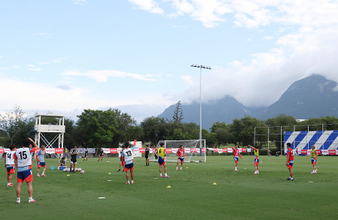 練習する日本代表　サッカー