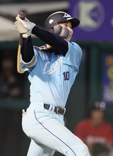 小島の勝ち越し２ラン　プロ野球
