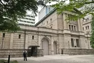 円上昇、１５６円台前半＝連休中も介入か―三村財務官「コメントの必要ない」