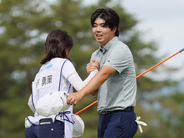 キャディーと喜ぶ細野　男子ゴルフ