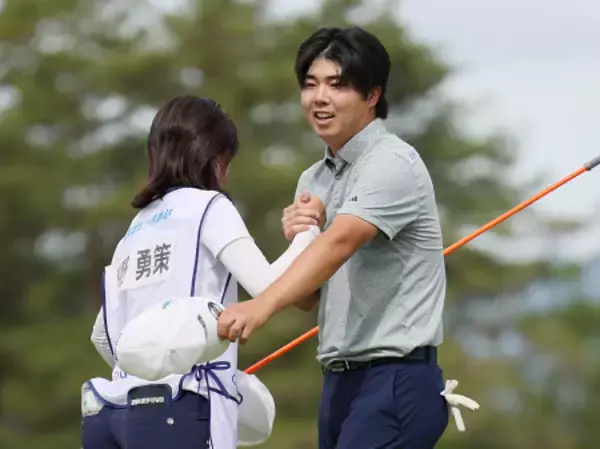 キャディーと喜ぶ細野　男子ゴルフ