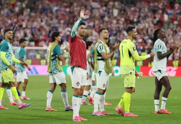 歓声に応えるロナルドら　Ｗ杯サッカー