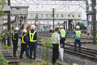 東武特急と接触、作業員４人死亡