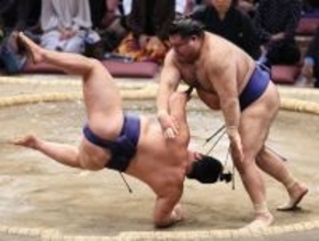 高安の上手投げ