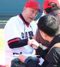 サインに応じるホプキンスさん