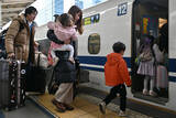 「新幹線に乗り込む人たち」の画像1