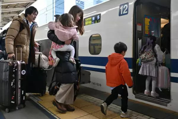 新幹線に乗り込む人たち