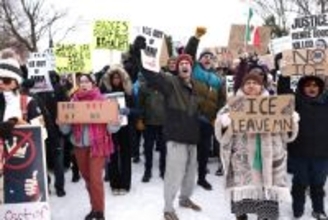 女性射殺事件の抗議デモ拡大