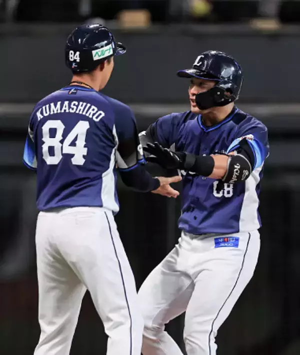 喜ぶ岸　プロ野球