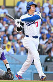 「二塁打を放つ大谷　大リーグ」の画像1