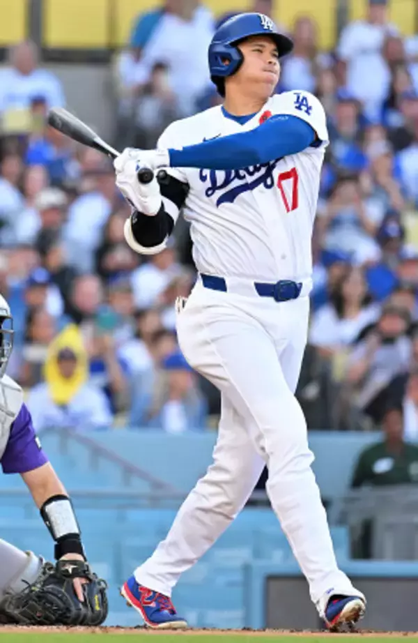 二塁打を放つ大谷　大リーグ