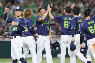 祝福される奥川　プロ野球