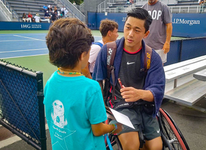 サインに応じる小田　全米テニス