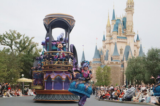 ＴＤＲ、ハロウィーン開幕へ＝値上げも仮装客でにぎわう