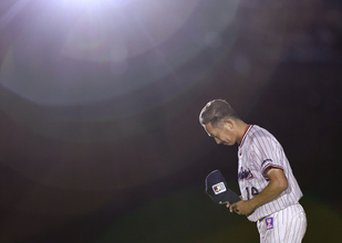 一礼する石川　プロ野球
