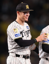 阪神の佐藤輝明、史上９人目の三冠王