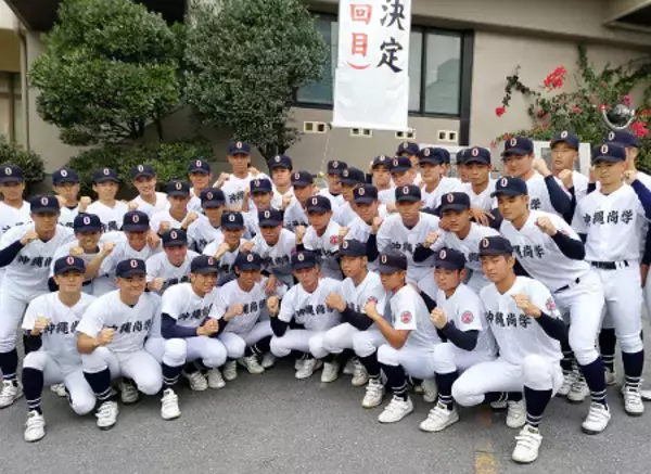 喜ぶ沖縄尚学の選手ら　高校野球