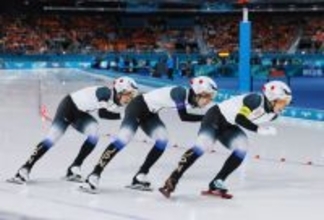 滑走する日本チーム　五輪