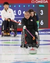 ストーンを放つ中島