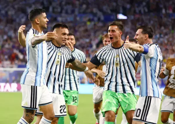 喜ぶメッシら　Ｗ杯サッカー