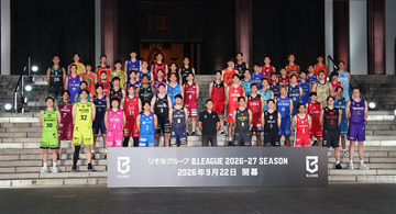 記念撮影するＢリーグの選手ら