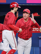 辰見を迎える新井監督　プロ野球