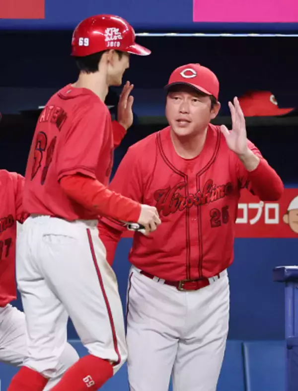 辰見を迎える新井監督　プロ野球