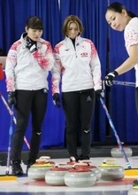 話し合う吉村と小谷