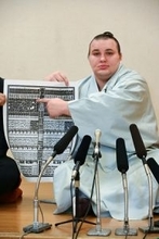 写真撮影に応じる安青錦