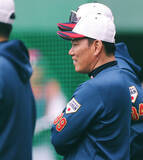 「練習を見詰める井端監督　野球」の画像1