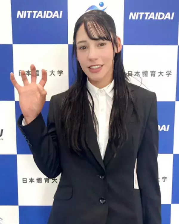 取材に応じる青木