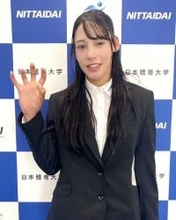 取材に応じる青木