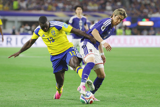 競り合う伊東とセマ　Ｗ杯サッカー