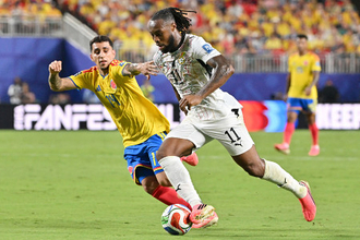 ドリブルするセメンヨ　Ｗ杯サッカー