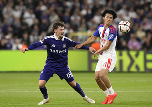 競り合う中村敬　サッカー