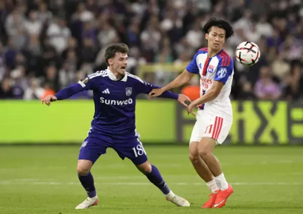 競り合う中村敬　サッカー