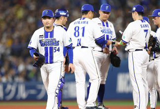 降板する石田裕　プロ野球