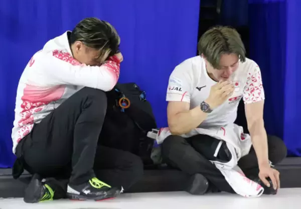 涙を流す山口ら