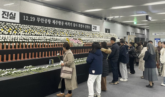 １７９人犠牲の旅客機事故から１年