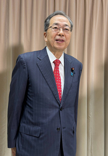 記者団の取材に応じる公明代表